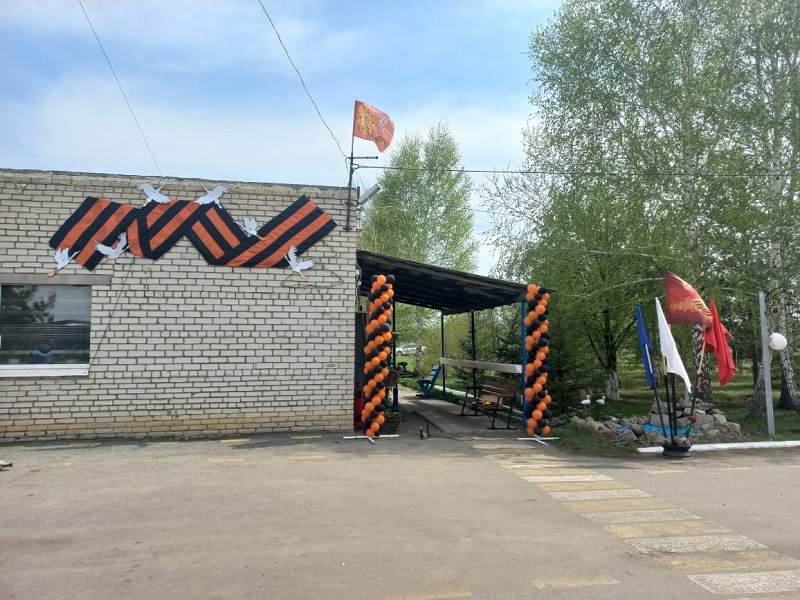 Школы, детские сады, организации и предприятия украшают свои здания к предстоящему Дню Победы. .