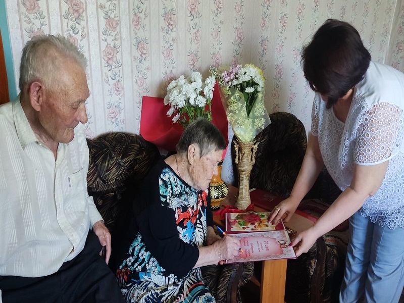 Семидесятилетие свадьбы - дата знатная, Не зря ее назвали - благодатная..