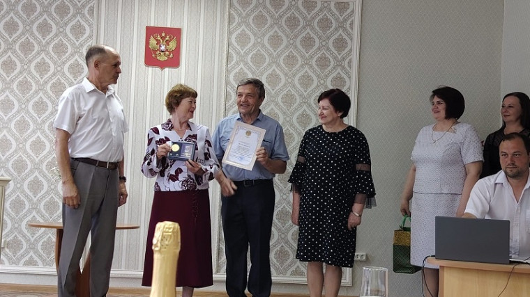 Медаль «За любовь и верность» - заслуженно получила семья Анатолия Евлоговича и Надежды Алексеевны Груничевых. Медаль «За любовь и верность» - заслуженно получила семья Анатолия Евлоговича и Надежды Алексеевны Груничевых.
