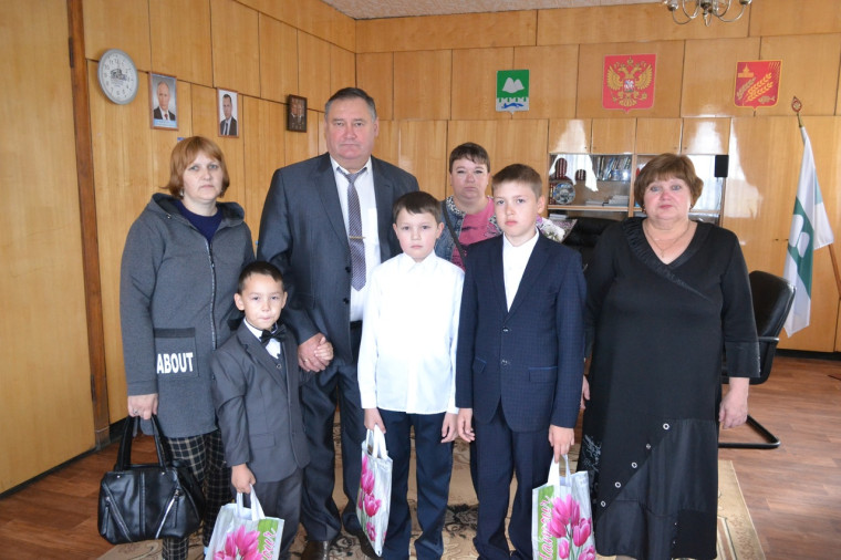 Встреча Главы Мокроусовского МО Владимира Демешкина с семьями участников СВО, в которых есть школьники.