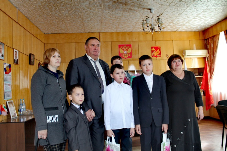 Встреча Главы Мокроусовского МО Владимира Демешкина с семьями участников СВО, в которых есть школьники.