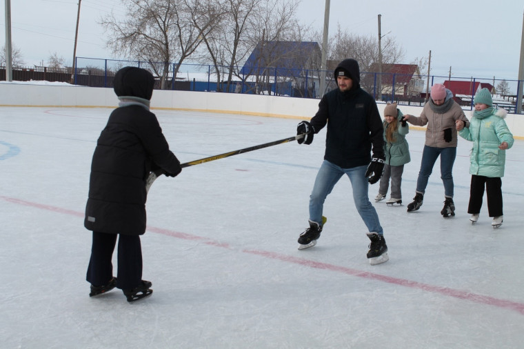 На корте села Мокроусово прошел мастер-класс «На коньках».