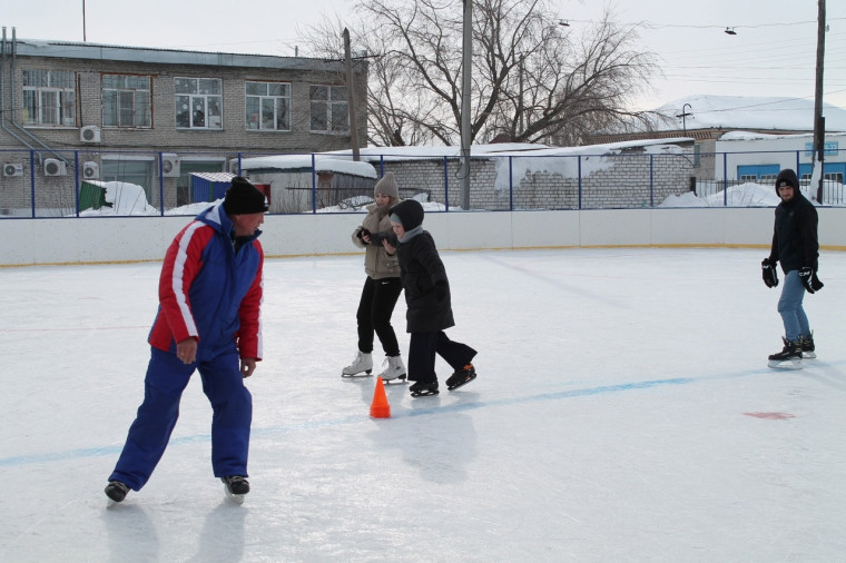 На корте села Мокроусово прошел мастер-класс «На коньках».